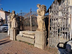 statue in pietra